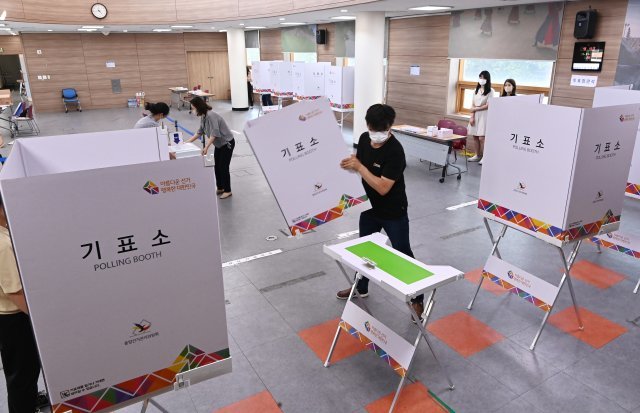 제8회 전국동시지방선거를 하루 앞둔 31일 오후 경기도 수원시 영통구 광교1동 행정복센터에서 관계자들이 투표소를 설치하고 있다. 뉴시스
