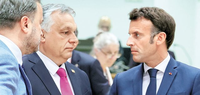 지난달 30일 벨기에 브뤼셀에서 유럽연합(EU) 정상회의가 열리기 전 에마뉘엘 마크롱 프랑스 대통령(오른쪽)이 오르반 빅토르 
헝가리 총리와 대화를 나누고 있다. 러시아산 원유 의존도가 높은 헝가리가 금수 조치에 반대해 이날 송유관을 통한 공급까지 포함하는
 완전 금수 합의는 불발됐다. 브뤼셀=AP 뉴시스