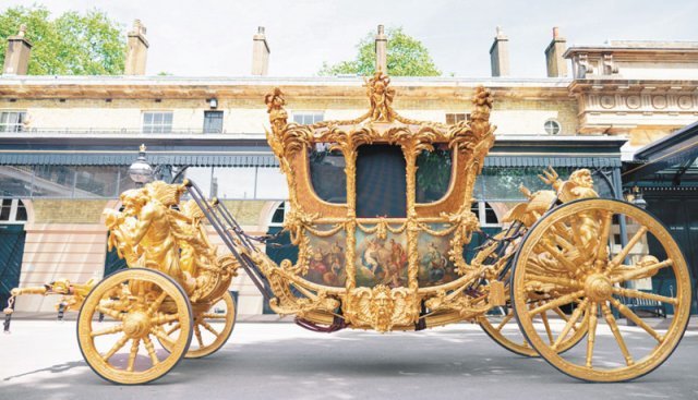 ‘英여왕 즉위 70주년’ 축하 기념품 사진은 260년 된 영국 왕실의 ‘황금마차’. 여왕의 즉위 50주년인 2002년 쓰였던 이 마차는 20년 만인 5일 행사에 다시 등장한다. 영국 왕실 홈페이지 캡처