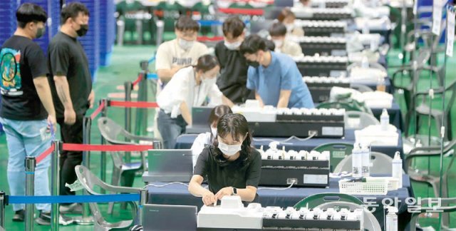 31일 광주 서구 염주체육관 개표소에서 개표사무원들이 투표지 분류기를 점검하고 있다. 광주=박영철 기자 skyblue@donga.com