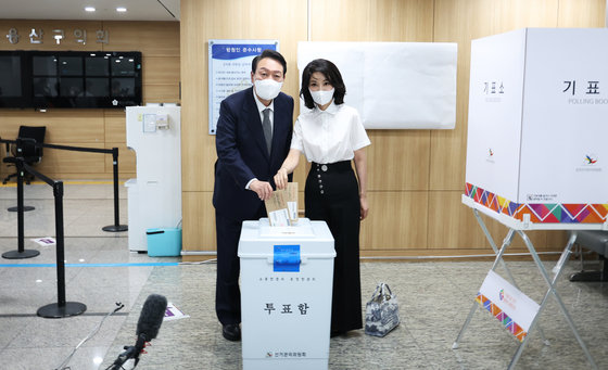 윤석열 대통령과 부인 김건희 여사가 27일 용산구의회에 마련된 제8회 전국동시지방선거·국회의원 보궐선거 사전투표소에서 한 표를 행사하고 있다. 사진공동취재단