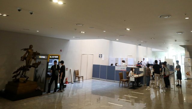 제8회 전국동시지방선거일인 1일 오전 서울 송파구의 한 호텔에 마련된 투표소에서 유권자가 소중한 한표를 행사하고 있다. 뉴시스