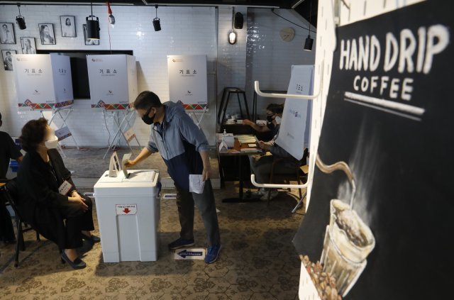 제8회 전국동시지방선거일인 1일 서울 북가좌동 한 카페에 마련된 투표소에서 유권자들이 소중한 표를 행사하고 있다. 뉴시스