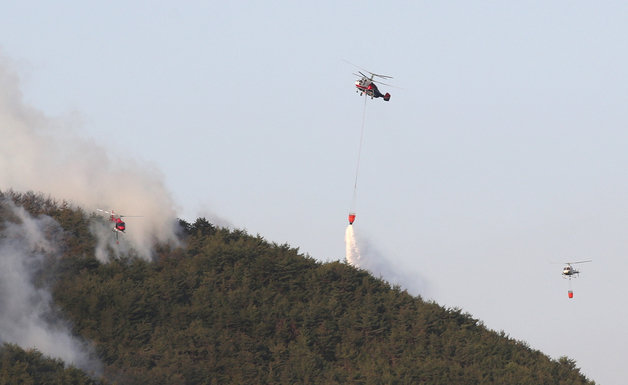 산림청 헬기가 5월31일 경남 밀양시 부북면 춘화리에서 발생한 산불을 진압하고 있다. 2022.5.31/뉴스1 © News1