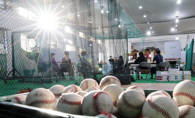 제8회 전국동시지방선거일인 1일 오전 서울 중구 한 초등학교 야구부실내훈련장에 마련된 청구동제1투표소에 태양이 빛을 비추고 있다. 뉴스1