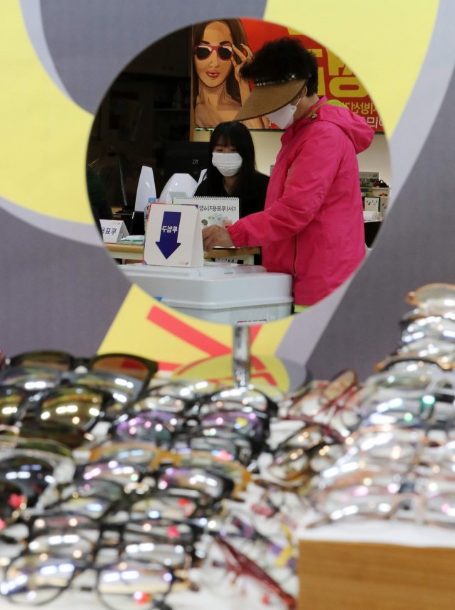 제8회 전국동시지방선거일인 1일 오전 서울 광진구의 한 안경점에 마련된 화양동 제5투표소에서 시민들이 소중한 한 표를 행사하고 있다. 뉴스1