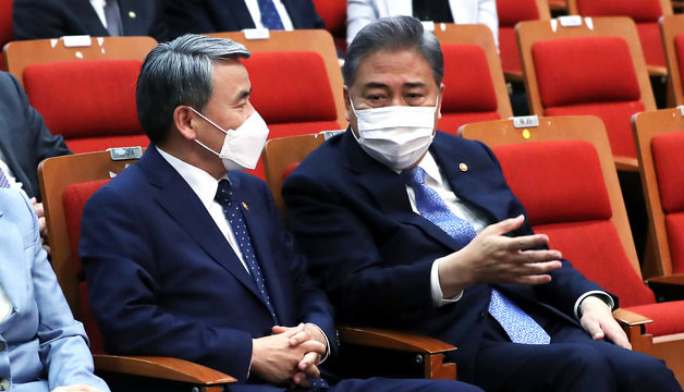 이종섭 국방부 장관(왼쪽)과 박진 외교부 장관./뉴스1 © News1