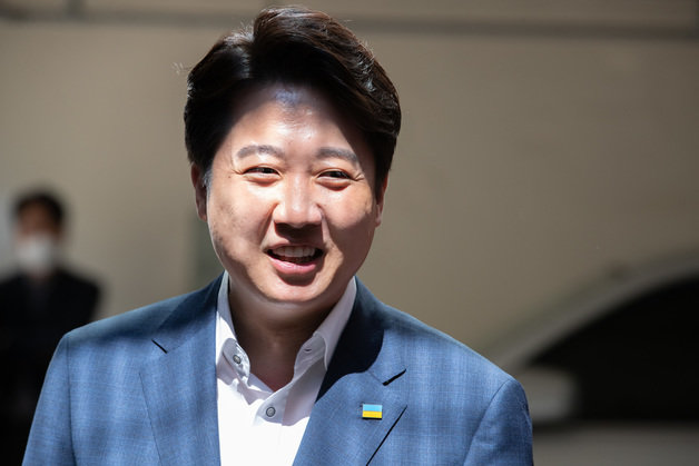 우크라이나 국기 배지를 단 이준석 국민의힘 대표. 2022.5.24/뉴스1