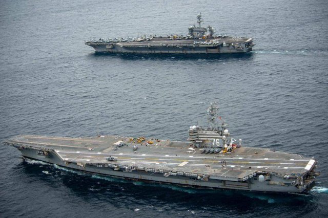 한반도 주변 수역에 배치된 미 해군의 로널드레이건(CVN-76)과 에이브러험링컨(CVN-72) 항공모함이 나란히 항해하면서 해상에서 각종 물자를 보급받고 있다. 미 인도태평양사 트위터