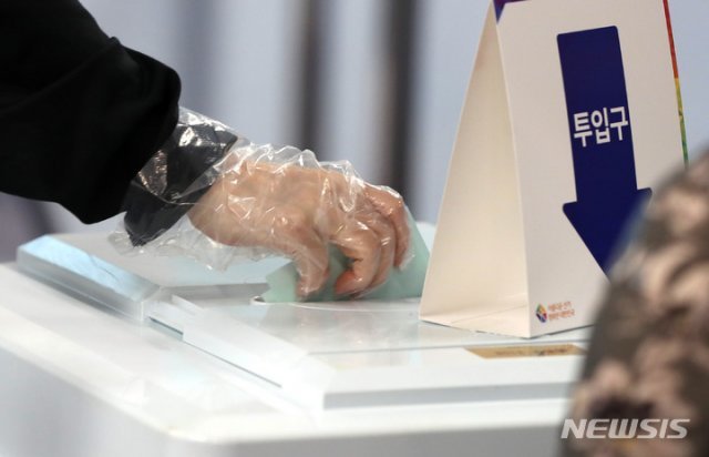 한 유권자가 1일 오전 서울 송파구에 마련된 지방선거 투표소에서 한 표를 행사하고 있다. 뉴시스