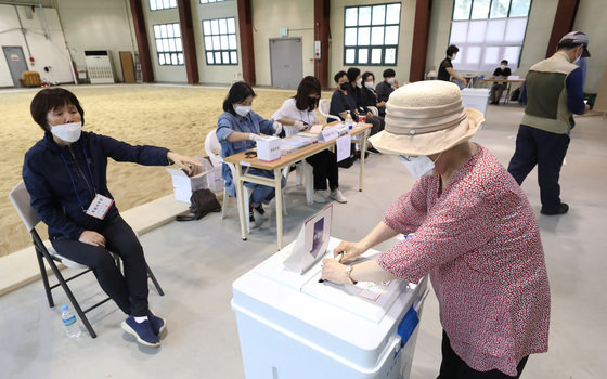 제8회 전국동시지방선거 투표일인 1일 오전 경기 성남시 중원구 성남종합운동장 실내씨름장에 마련된 성남동제2투표소에서 유권자들이 투표를 하고 있다. 2022.6.1/뉴스1