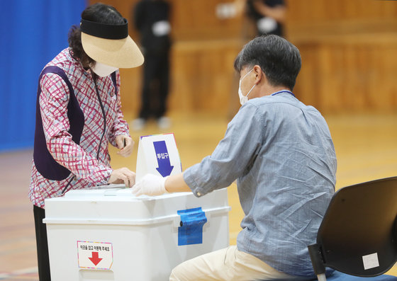 제8회 전국동시지방선거일인 1일 오전 제주시 노형동 한라중학교 체육관에 설치된 노형동 제5투표소에서 시민들이 소중한 한 표를 행사하고 있다. 2022.6.1/뉴스1