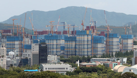 서울 강동구 둔촌주공 재건축 단지가 한 달 넘게 공사가 중단된 채 방치되고 있다. 2022.5.31 뉴스1