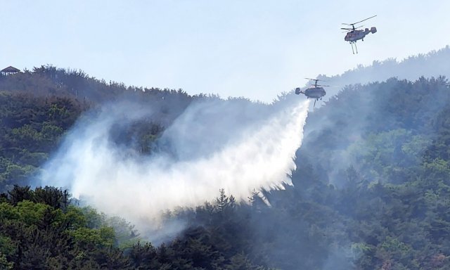 경남 밀양 산불이 이틀째 이어지고 있는 1일 오전 밀양시 부북면 춘화리 산 41 일원에서 산불진화헬기가 진화작업을 하고 있다. 2022.06.01. 밀양=뉴시스