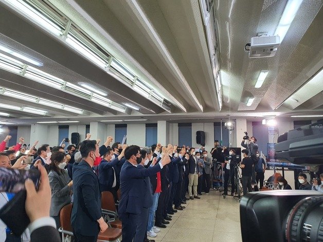 국민의힘 경기도당사에 마련된 김은혜 캠프 개표상황실에서 출구조사 결과가 발표된 직후 당원과 지지자들이 환호하고 있다. © 뉴스1