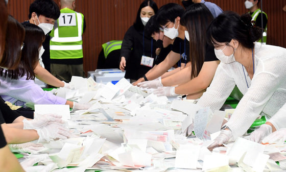 제8회 전국동시지방선거 개표가 시작된 1일 대전 중구 한밭체육관에 설치된 개표소에서 사무원들이 개표 작업을 하고 있다. 2022.6.1/뉴스1 © News1