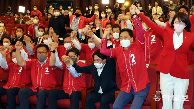 1일 국회 도서관 강당에 설치된 국민의힘 제8회 전국동지방선거 및 국회의원 보궐선거에서 당 지도부들이 출구결과가 발표되자 환호성을 지르고 있다. 장승윤 기자 tomato99@donga.com