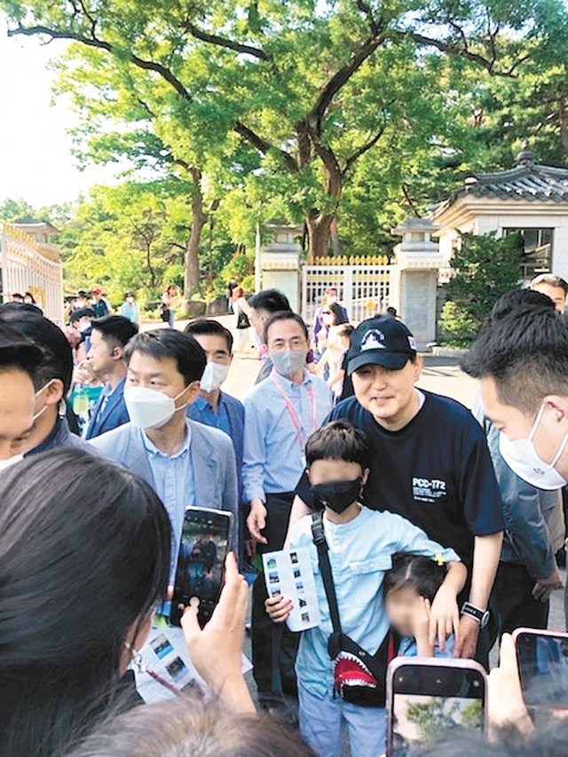 尹대통령, ‘천안함’ 모자 쓰고 靑둘러봐 윤석열 대통령이 1일 천안함의 정식 명칭인 ‘PCC-772’가 적힌 티셔츠와 모자를 착용하고 청와대를 방문해 시민들과 기념촬영을 하고 있다. 독자 김줄기 씨 제공