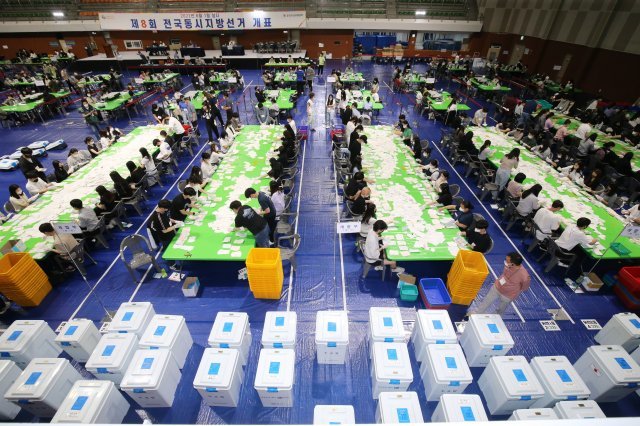 제8회 전국동시지방선거 개표가 시작된 인 1일 대전 중구 한밭체육관에 설치된 개표소에서 사무원들이 개표 작업을 하고 있다. 2022.6.1 뉴스1