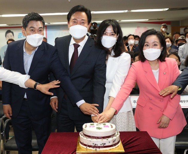 오세훈 국민의힘 서울시장 후보와 부인 송현옥씨가 2일 밤 서울 중구 한국프레스센터에 마련된 선거사무소에서 당선이 확실시 되자 축하 케익을 자르고 있다. 2022.6.2 사진공동취재단