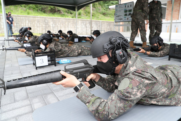 지난달 30일 서울 서초구 과학화 예비군훈련장에서 시범 실시된 예비군훈련 중 조교들이 사격훈련을 하고 있다. 2022.5.31 국방일보 제공