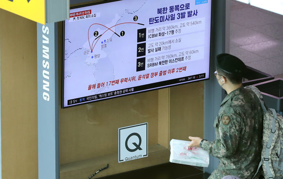 지난달 25일 서울역 대합실에서 군 장병이 TV를 통해 북한의 미사일 발사 관련 뉴스를 시청하고 있다. 2022.5.25 뉴스1