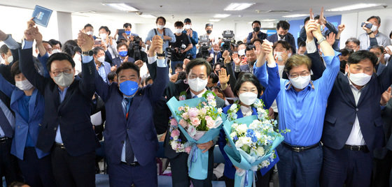 김동연 더불어민주당 경기도지사 후보가 2일 오전 경기 수원시 팔달구 마라톤빌딩에 마련된 선거사무소에서 당선이 확실하자 환호하고 있다. 2022.6.2/뉴스1