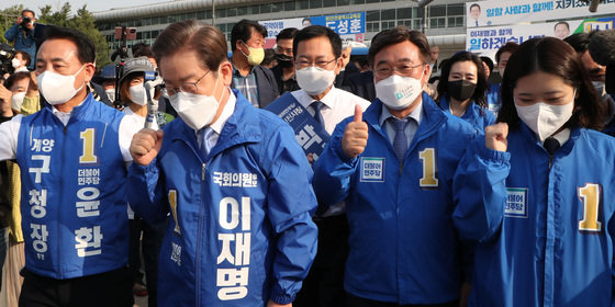 이재명 더불어민주당 총괄선대위원장 등 지도부가 19일 인천 계양역 광장에서 열린 더불어민주당 인천 선대위 출정식에 참석하고 있다. 왼쪽부터 윤환 계양구청장 후보, 이재명 총괄선대위원장, 박남춘 인천시장 후보, 윤호중, 박지현 비대위원장. © News1 국회사진취재단