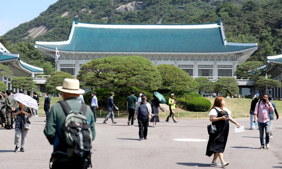 청와대 본관 내부와 대통령 관저 건물이 일반인들에게 개방된 지난달 26일 시민들이 청와대 본관 앞에서 줄지어 순서를 기다리고 있다. 2022.5.26/뉴스1