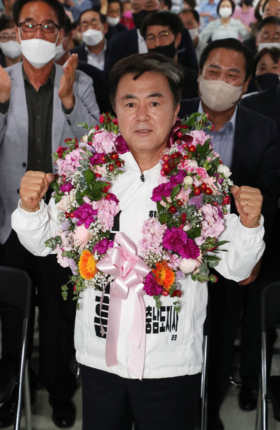 국민의힘 김태흠 충남지사 당선인이 1일 천안 선거사무실에서 당선이 확정된 후 꽃목걸이를 걸고 환호하고 있다. 2022.6.2/뉴스1