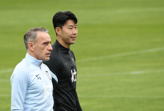 축구 국가대표 손흥민이 30일 오후 경기 파주국가대표트레이닝센터(NFC)에서 열린 오픈 트레이닝에서 파울루 벤투 감독과 대화를 하고 있다.022.5.30/뉴스1