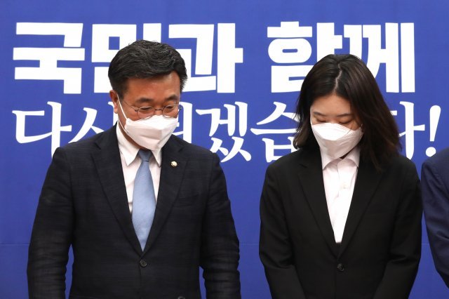 더불어민주당 윤호중, 박지현 공동비상대책위원장이 2일 오전 국회에서 6.1 지방선거 패배에 대한 책임을 지고 비대위 총사퇴를 밝히고 있다.사진공동취재단