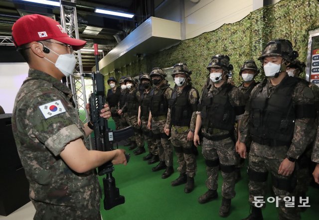 신종 코로나바이러스 감염증(코로나19) 으로 2019년 12월 이후 중단됐던 예비군 소집훈련이 2일 재개됐다. 예비군들이 서울 서초구 서초과학화 예비군훈련장에서 교육을 받고있다. 김재명 기자 base@donga.com