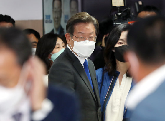 이재명 더불어민주당 인천 계양을 국회의원 보궐선거 후보가 2일 인천시 계양구에 마련된 선거사무소에 도착하고 있다. 사진공동취재단