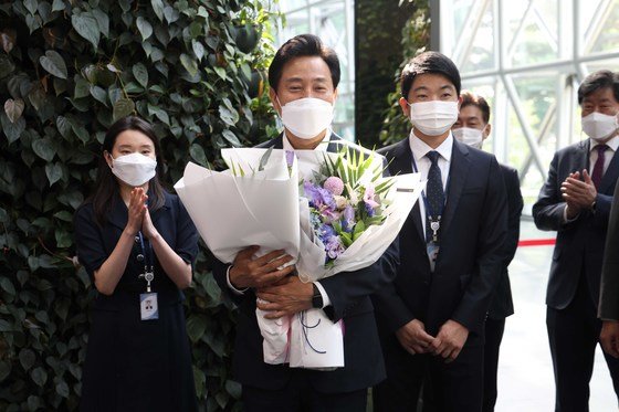 4선 서울시장에 오른 오세훈 시장이 2일 시청 본관에서 직원들에게 꽃다발을 받고있다. 사진공동취재단