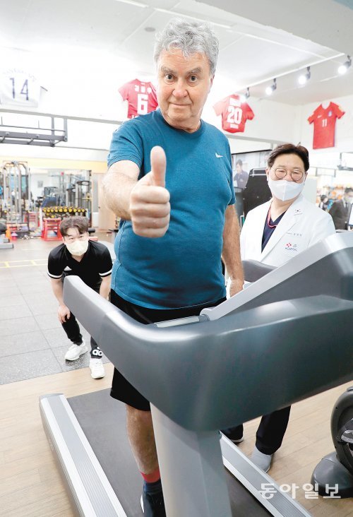 거스 히딩크 전 한국 축구대표팀 감독(왼쪽)이 송준섭 강남제이에스병원 원장이 지켜보는 가운데 러닝머신 걷기 테스트를 하다 엄지 척을 하고 있다. 이훈구 기자 ufo@donga.com