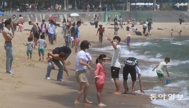 2일 개장한 부산 해운대해수욕장에서 시민과 관광객들이 물놀이를 하고 있다. 해운대해수욕장은 관광안내소에서 이벤트광장까지 300m 
구간을, 송정해수욕장은 관광안내소에서 복합휴게시설까지 150m 구간을 개장하고 해수욕을 허용했다. 부산=박경모 기자 
momo@donga.com