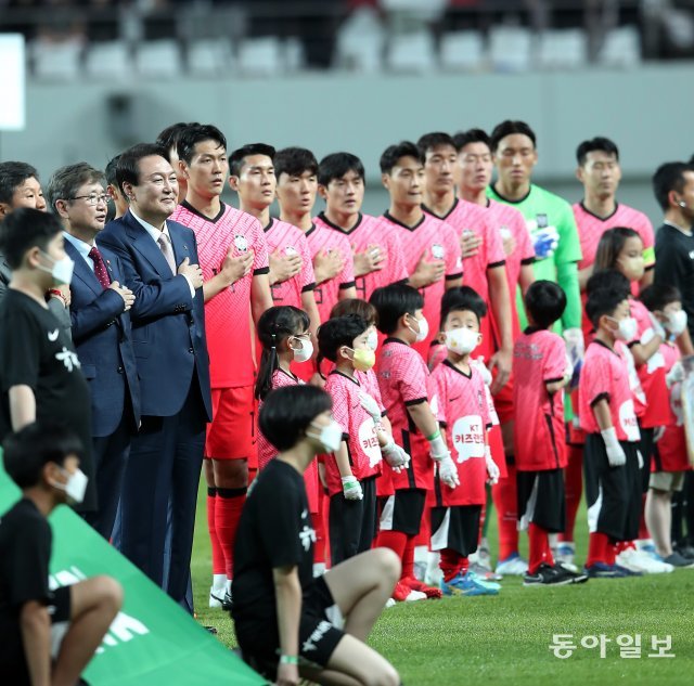 2일 오후 서울월드컵경기장에서 열린 대한민국과 브라질의 평가전에서 윤석열 대통령과 선수들이 국민의례를 하고 있다. 양회성 기자 yohan@donga.com