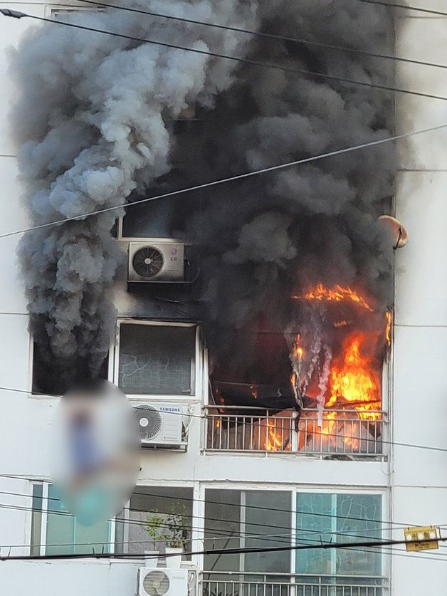 3일 오전 6시35분쯤 전남 광양시 광영동 한 아파트 단지 내에서 화재가 발생해 검은 연기가 치솟고 있다.(독자 제공)2022.6.3/뉴스1