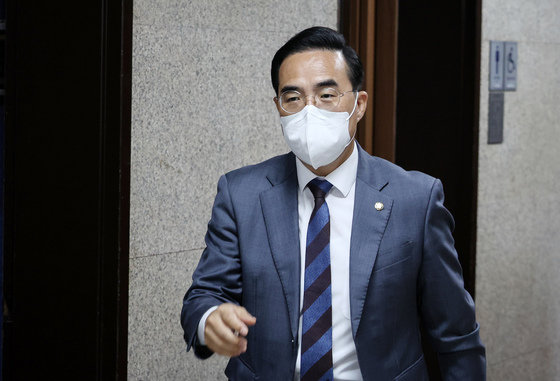 박홍근 더불어민주당 당대표권한대행 겸 원내대표가 3일 서울 여의도 국회에서 4선 중진의원 간담회를 앞두고 원내대표실로 들어서고 있다. 박 권한대행은 이날 중진의원 간담회와 국회의원·당무위원회 연석회의를 잇달아 주재하며 당 수습책을 논의한다. 사진공동취재단