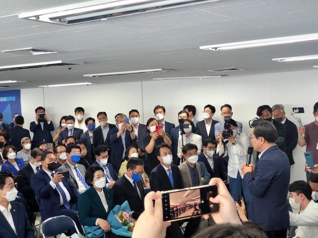 3일 오전 김동연 경기도지사 당선인이 선거캠프(수원시) 해단식에서 “경기도민들에게 빚진 사람이다. 지금부터 4년 동안 갚을 것”이라는 각오를 밝혔다./© 뉴스1