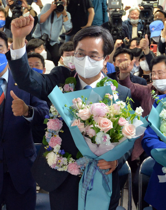 김동연 더불어민주당 경기도지사 후보가 2일 오전 경기 수원시 팔달구 마라톤빌딩에 마련된 선거사무소에서 당선이 확실하자 환호하고 있다. 2022.6.2 경기사진공동취재단