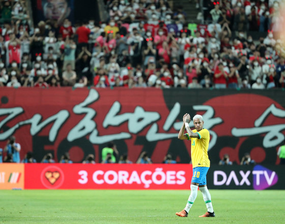 2일 오후 서울월드컵경기장에서 열린 2002 한일월드컵 20주년 기념 평가전 대한민국-브라질의 경기에서 후반전 브라질 네이마르가 교체되며 관중들에게 인사하고 있다. 2022.6.2/뉴스1