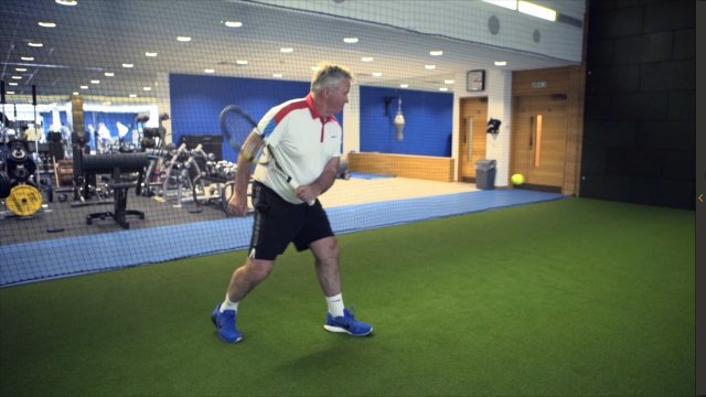 거스 히딩크 감독이 2016년 잉글랜드 프리미어리그 첼시 사령탑 시절 테니스를 치고 있다. 첼시TV 화면 캡처