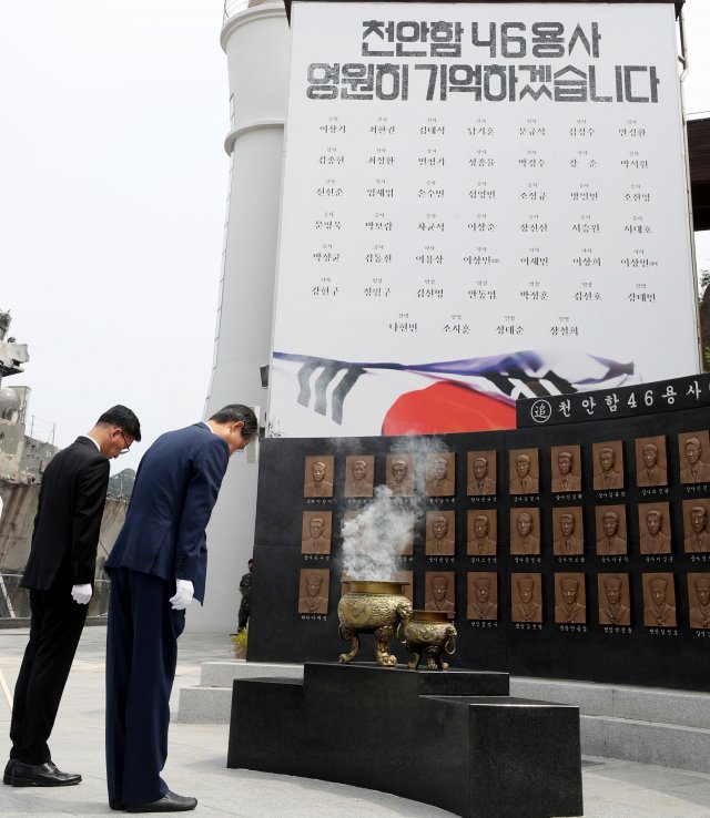 한덕수 국무총리가 천안함46용사 추모비에서 묵념을 하고 있다. 뉴시스