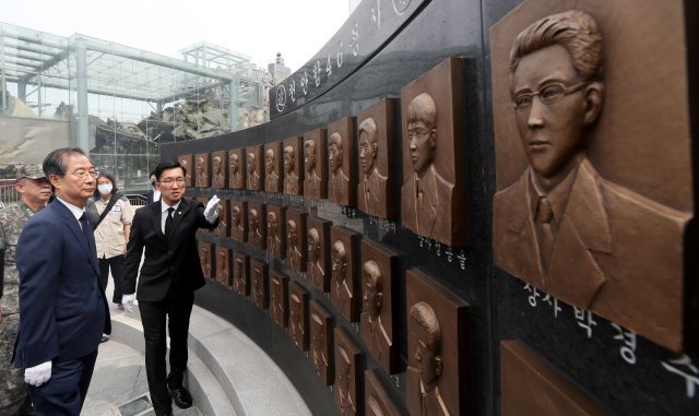 한덕수 국무총리가  경기 평택시 해군 2함대 내 천안함46용사 추모비에서 46용사의 부조상을 살펴보고 있다. 뉴시스