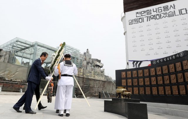 한덕수 국무총리가  경기 평택시 해군 2함대 내 천안함46용사 추모비에서 헌화를 하고 있다. 뉴시스