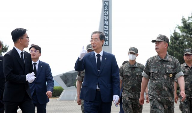 한덕수 국무총리가  경기 평택시 해군 2함대사령부에서 제2연평해전 전적비를 참배한 후 이동하고 있다. 뉴시스