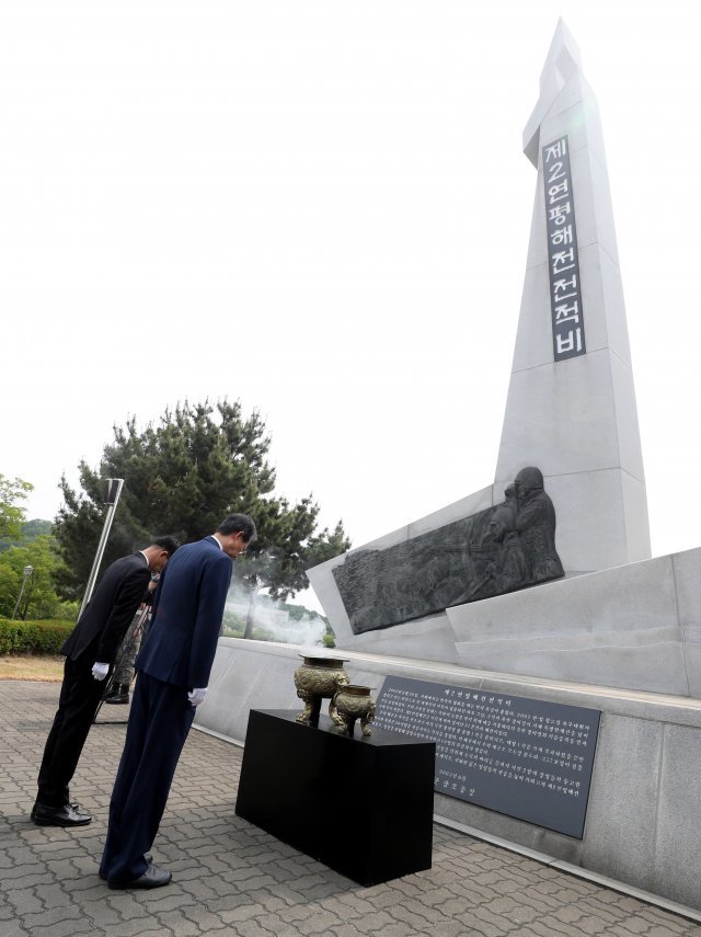 한덕수 국무총리가  경기 평택시 해군 2함대사령부에서 제2연평해전 전적비를 참배하고 있다. 뉴시스