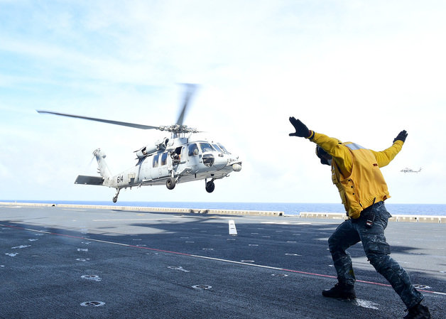 지난 2일 실시된 한미 해군 항모강습단 연합훈련 중 우리 해군 마라도함에 미 해상작전헬기 MH-60이 착륙하고 있다. 합참 제공